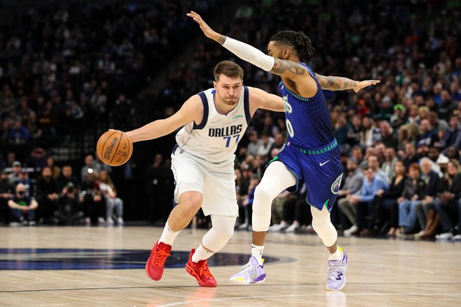 Luka Dončić prodira ob D&#39;Angelu Russellu v prvi četrtini obračuna v dvorani Target Center. FOTO: David Berding/USA&nbsp;Today Sports
