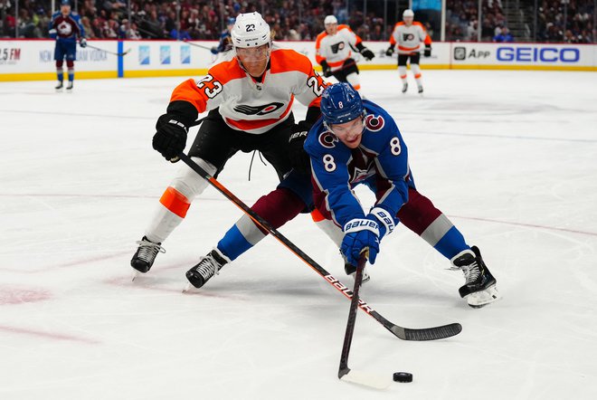 Oskar Lindblom in Cale Makar (8) se borita za plošček v dvorani Ball Arena. FOTO: Ron Chenoy/USA&nbsp;Today Sports
