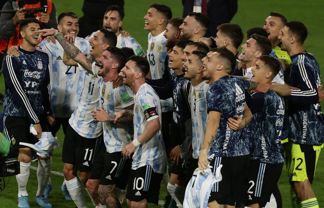 Argentinski nogometaši so po tekmi zapeli z navijači. FOTO: Alejandro Pagni/AFP
