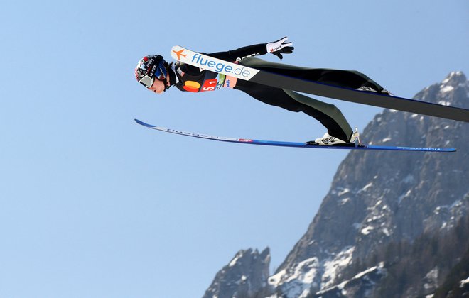 Marius Lindvik (na fotografiji) je Norvežane kar dvakrat popeljal v vodstvo. FOTO: Borut Živulović/Reuters
