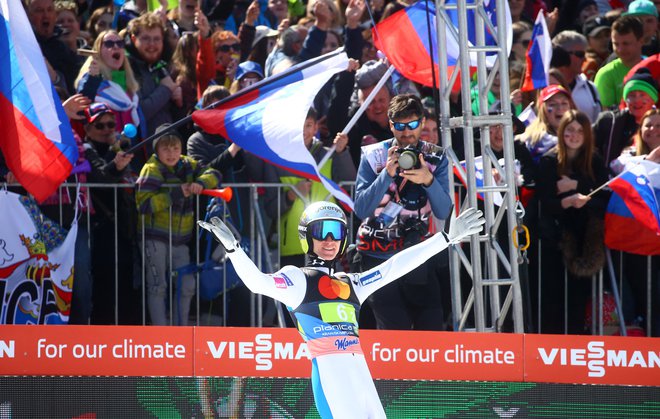 Peter Prevc slavi pred slovenskimi navijači. FOTO: Borut Živulović/Reuters
