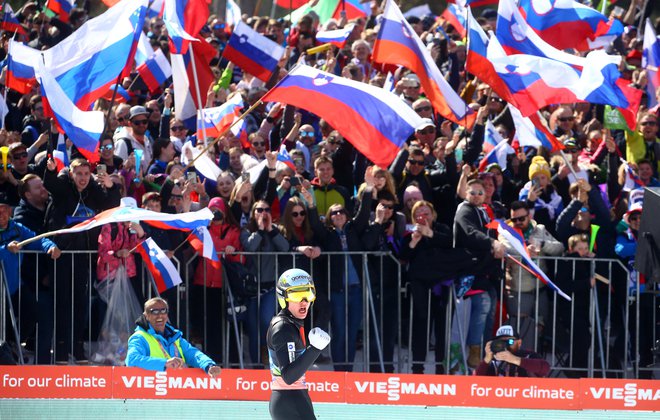 Anže Lanišek slavi pred slovenskimi navijači. FOTO: Borut Živulović
