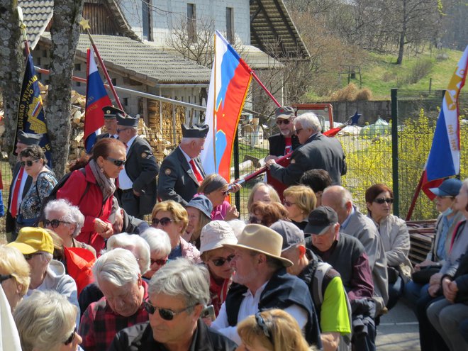 Množica ljudi se je udeležila spominske prireditve na Malem Lipoglavu. FOTO: Bojan Rajšek/Delo
