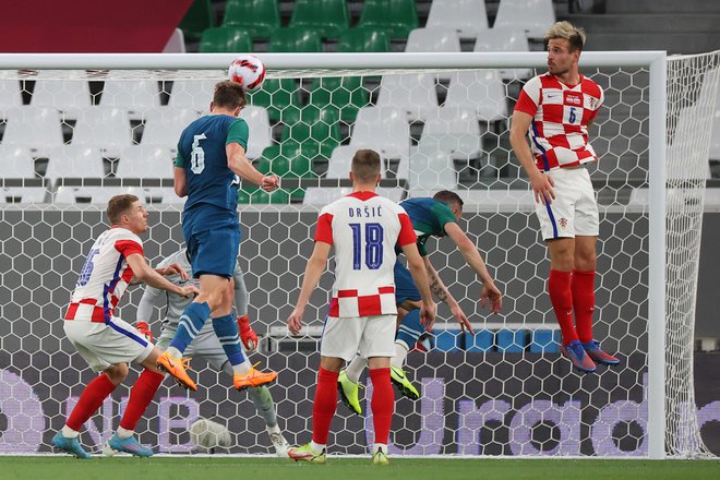 Jaka Bijol je za Slovenijo izenačil v zadnjih trenutkih tekme po strelu z glavo. FOTO: Karim Džaafar/AFP
