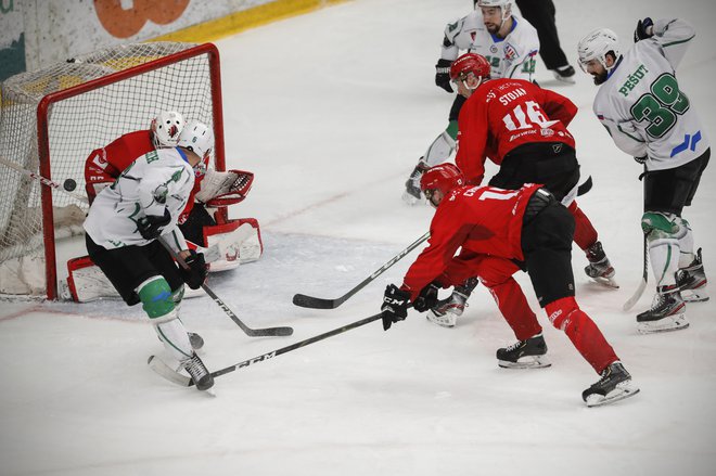 Jeseničani se borijo za finale alpske hokejske lige. FOTO: Uroš Hočevar
