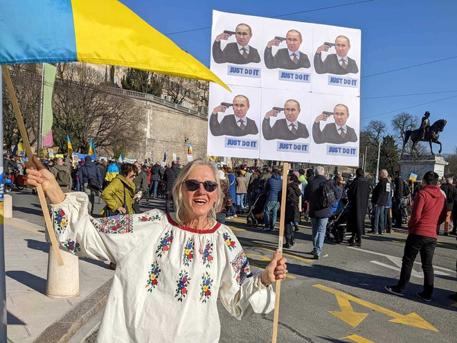 Najnovejše delo Sergija Zaharova &ndash; Putin, ki s pištolo meri v svojo glavo, z napisom &raquo;Just do it&laquo; &ndash; je postalo prepoznavna podoba mednarodnih protestov proti ruski invaziji. FOTO: Osebni arhiv
