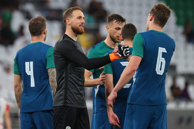 Jan Oblak in Jaka Bijol po tekmi s Hrvaško v Dohi. FOTO:&nbsp;Karim Jaafar/AFP
