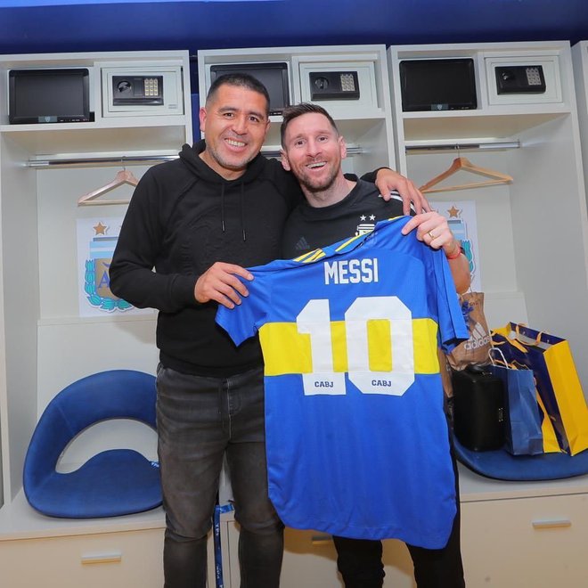 Podpredsednik Boca Juniors, Juan Riquelme, je Messiju podelil dres Boce s št. 10. In družabna omrežja so &raquo;pregorela&laquo;.&nbsp;FOTO: Instagram
