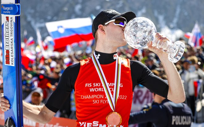 Žiga Jelar si je priletel mali kristalni globus. FOTO: Matej Družnik/Delo
