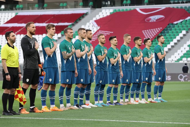 Slovenski nogometaši bi morali v tekmah s favoriti, kakršna je Hrvaška, storiti več prekrškov kot osem. FOTO: Karim Jaafar/AFP
