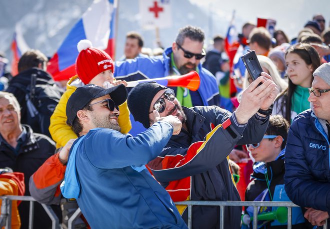 Trener Robert Hrgota med druženjem z navijači po sobotni ekipni tekmi. FOTO: Matej Družnik/Delo
