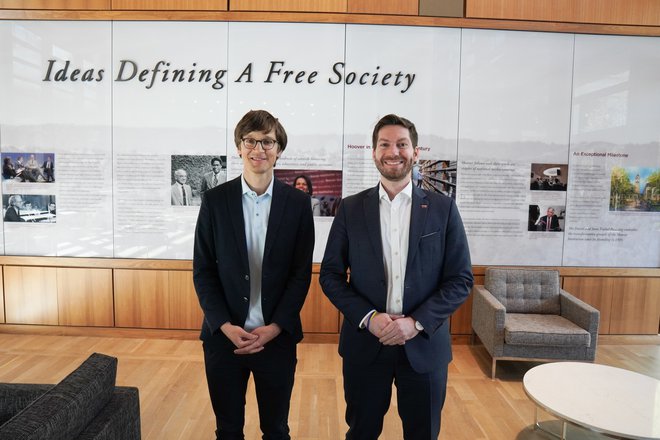 Minister za digitalno preobrazbo Mark Boris Andrijanič (desno) je v Stanfordu obiskal center za umetno inteligenco z vodilnim slovenskim raziskovalcem dr. Juretom Leskovcem. Foto Osebni arhiv
