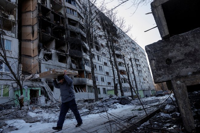 Vse bolj jasno postaja, da bo vojaški konflikt pustil posledice v gospodarski aktivnosti. Foto Thomas Peter/Reuters
