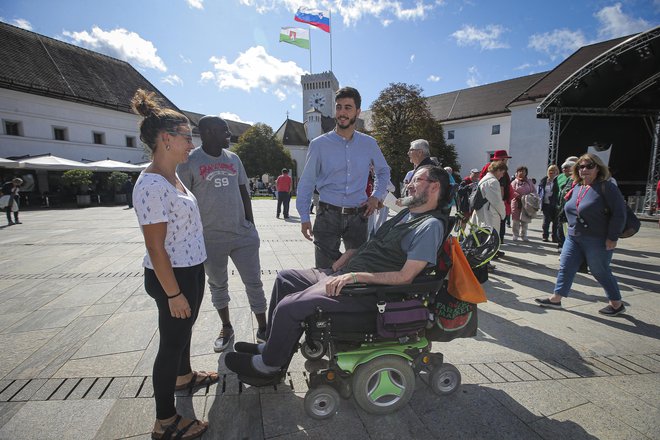 Evropska kartica omogoča invalidom enak dostop do nekaterih domačih in čezmejnih ugodnosti. FOTO: Jože Suhadolnik/Delo
