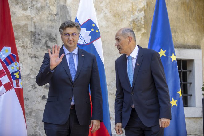 Na gradu Otočec sta se premiera Janez Janša in Andrej Plenković&nbsp;sestala&nbsp;julija leta&nbsp;2020. FOTO: Voranc Vogel/Delo
