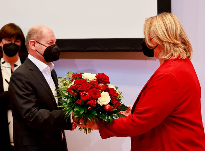 Nemški kancler Olaf Scholz je čestital Anke Rehlinger, ki bo v prihodnje vodila deželno vlado v Posarju. FOTO: Hannibal Hanschke/Reuters
