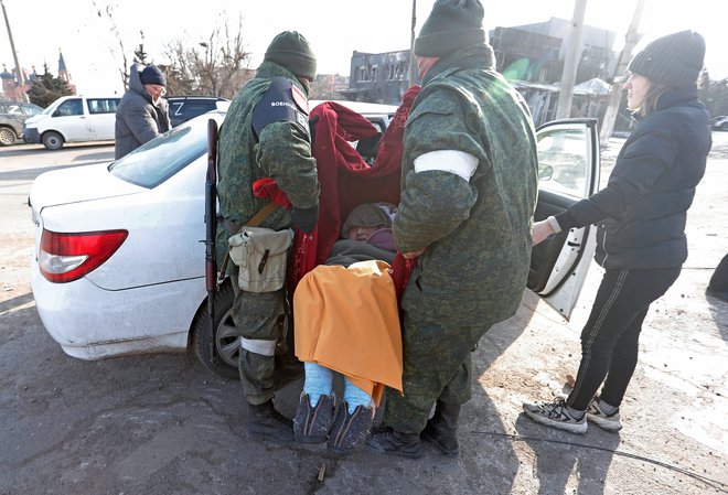 Ruski mediji poročajo, da so na stotine Ukrajincev poslali z vlaki več kot tisoč kilometrov na sever Rusije. FOTO: Alexander Ermochenko/Reuters
