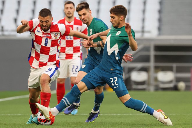 Selektor Matjaž Kek je napovedal spremembe v slovenski zvezni vrsti. Takole sta denimo bočno-krilni nogometaš Gregor Sikošek in vezist Adam Gnezda Čerin poskušala ustaviti hrvaškega zvezdnika Matea Kovačića. FOTO: Karim Jaafar/AFP
