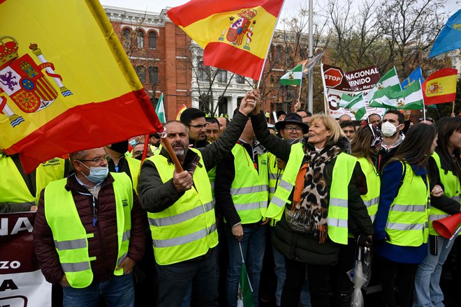 Visoke cene goriva so pognale na ulice tovornjakarje. Nekateri vztrajajo pri stavki kljub obljubljeni pomoči države. FOTO:&nbsp;Pierre-Philippe Marcou/AFP
