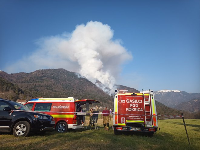 Ob 15.50 je zagorelo v gozdu na težko dostopnem pobočju Potoške gore, občina Preddvor. Požar gasijo gasilci PGD Preddvor, GARS Kranj, PGD Hotemaže, Olševek, Kokrica, Goriče, Golnik, Bitnje, Jezersko, Voklo, Voglje, Srednja vas, Britof, Suha, Predoslje, Podblica, Jošt, Besnica, Breg ob Savi in Kranj Primskovo. FOTO: Boštjan Fon/Slovenske novice
