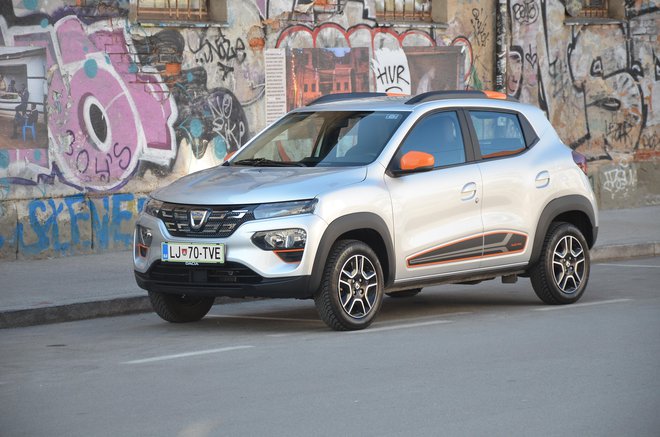 Dacia spring je prvi električni model te znamke. Poleg osebne bo na voljo tudi dostavna izvedba.
