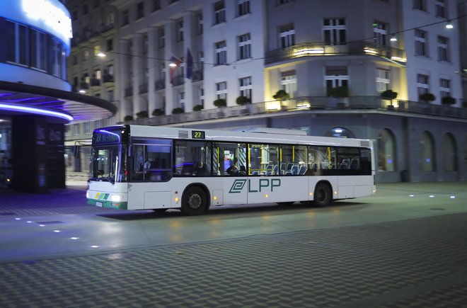 Cene avtobusnih vozovnic ostajajo večinoma nespremenjene, višjim cenam pa se ne bo mogoče izogniti za občasne, delavske in šolske prevoze. FOTO: Jože Suhadolnik/Delo
