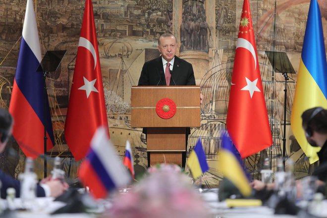 Erdoğan, qui accueille la réunion, a déclaré au début des pourparlers que les deux parties avaient des préoccupations légitimes.  PHOTO : AFP