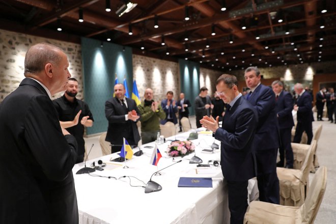 Les négociations entre les conseillers ukrainiens et russes ont commencé.  PHOTO : Reuters
