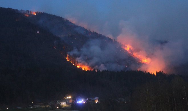 Potoška gora nad Potočami v plamenih. FOTO: Boštjan Fon/Slovenske novice
