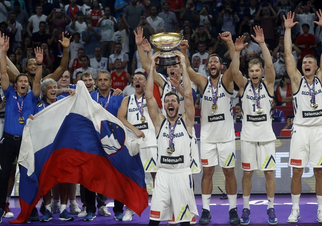 Slovenska košarkarska reprezentanca je na evropskem prestolu od 17. septembra 2017. FOTO: Blaž Samec/Delo
