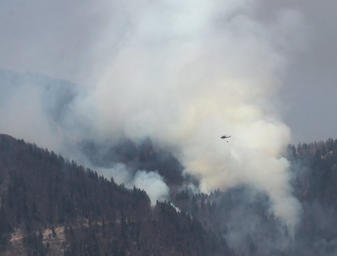 Gasilska intervencija, v kateri sodeluje tudi Slovenska vojska s helikopterji, poteka neprekinjeno od včeraj od okoli 16. ure naprej. FOTO: Dejan Javornik/Slovenske novice
