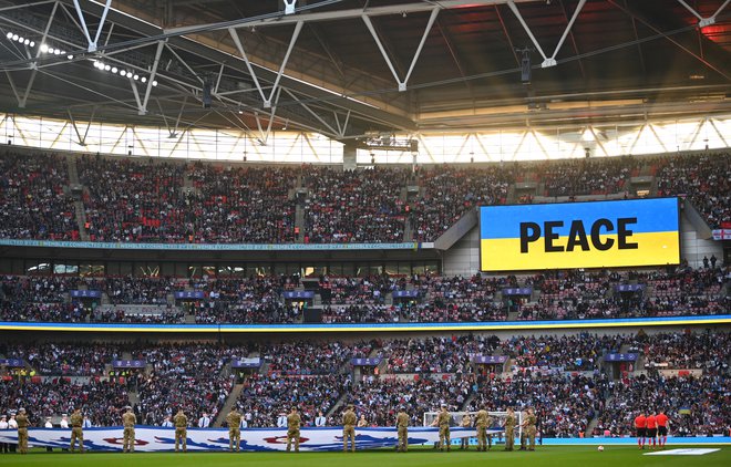 Nogometni svet, tudi gledalci na štadionu Wembley, se zavzema za mir v Ukrajini. FOTO: Dylan Martinez/Reuters
