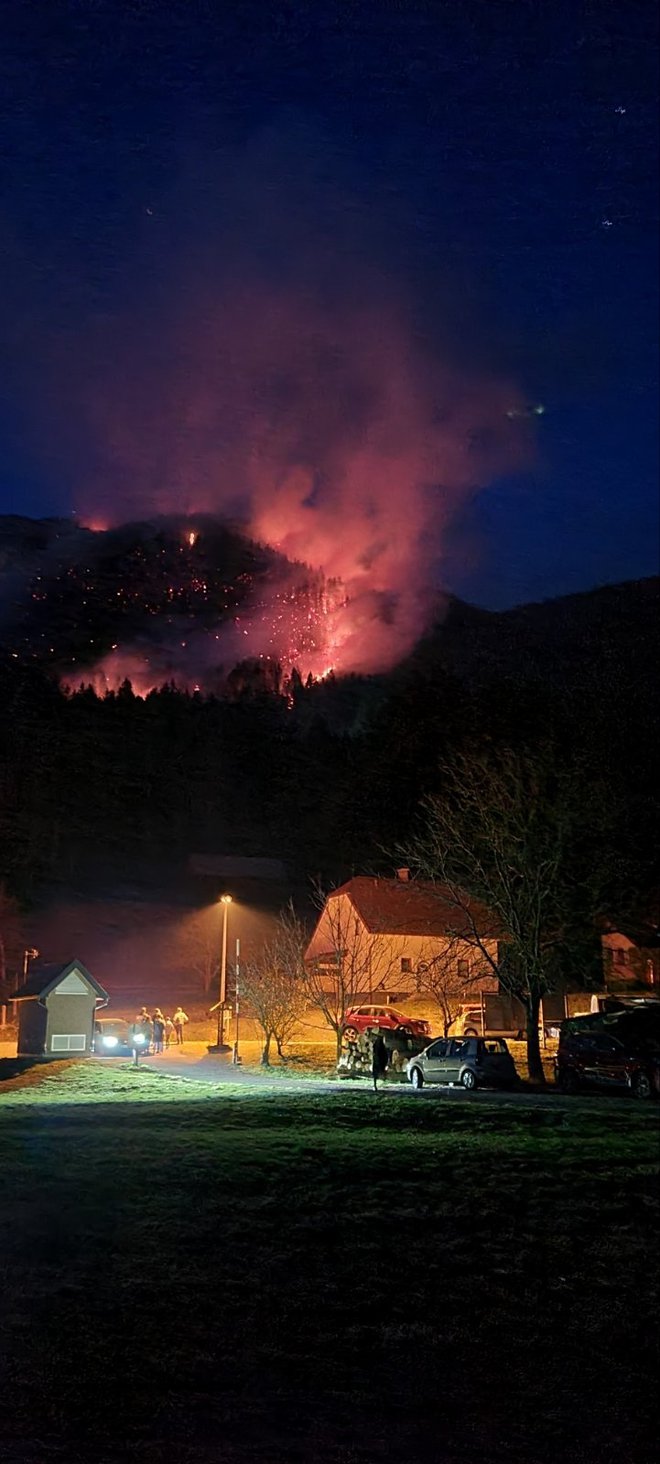 Ogenj je peklensko zaplesal tik nad naseljem. Foto Gars Kranj
