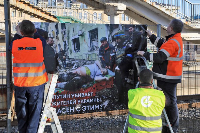 Slovenija je nv okviru dveh sistemov ponudila možnost sprejema štirih bolnikov iz Ukrajine. FOTO: Petras Malukas/Afp
