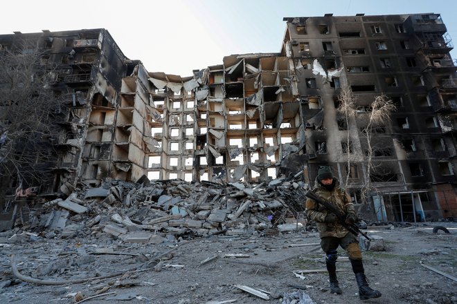 Kot so po pogovoru Macrona in Putina sporočili iz Elizejske palače, pogoji za izvedbo humanitarne operacije v Mariupolju &raquo;v tej fazi niso izpolnjeni&laquo;. FOTO: Alexander Ermochenko Reuters
