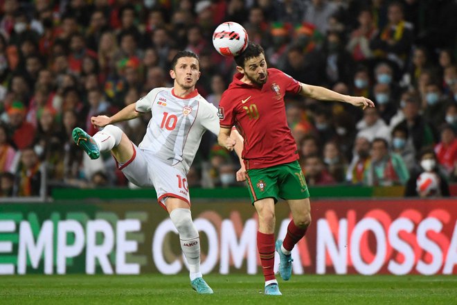 Bernardo Silva je bil s soigralci pričakovano uspešnejši od makedonskega moštva in pri njem tudi Enisa Bardhija (levo). FOTO: Miguel Riopa/AFP
