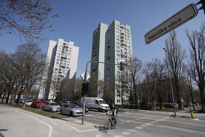 Stolpnici na Topniški ulici 43 in 45 v Ljubljani sta zgledno energetsko prenovljeni. Foto Leon Vidic
