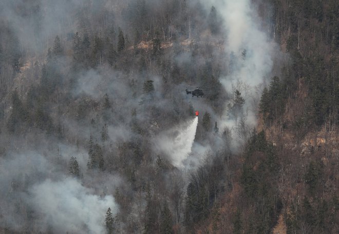 Gasilska intervencija poteka neprekinjeno od ponedeljka od okoli 16. ure naprej. FOTO: Dejan Javornik/Slovenske novice
