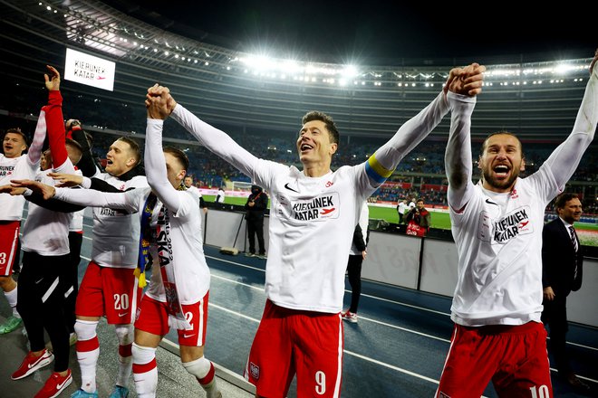 Robert Lewandowski se je veselil uspeha Poljakov. FOTO: Kacper Pempel/Reuters
