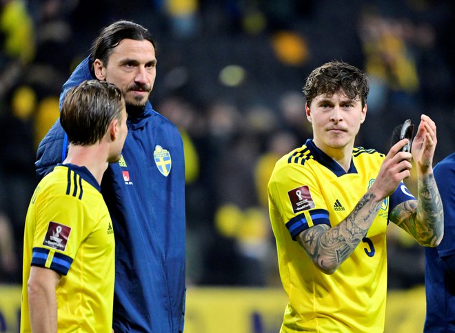 Zlatan Ibrahimović (v sredini) pravi, da še želi pomagati reprezentanci, potem ko je na odločilni tekmi s Poljsko tudi zaradi težav s poškodbo vstopil šele s klopi. Foto Tt News Agency/Reuters
