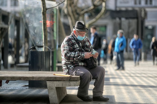 Povprečna starostna pokojnina (brez sorazmernih delov in delnih pokojnin)&nbsp;je februarja znašala 909 evrov, z več kot 40 leti pokojninske dobe pa 1005 evrov. FOTO: Blaž Samec
