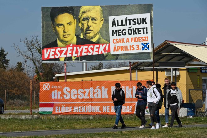 Na enem od plakatov, s katerimi Fidesz nagovarja madžarske volivce, vodjo združene opozicije Pétra Márki-Zaya primerjajo z nekdanjim socialističnim premierom Ferencem Gyurcsányem. Foto: Attila Kisbenedek/AFP
