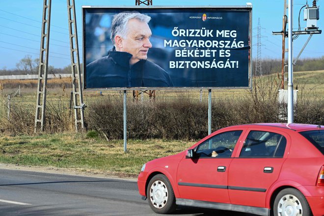 Volilni zakon je tako izkrivljen, da je vladni stranki zagotovil ustavno večino (67 odstotkov sedežev v parlamentu) s precej manj kot polovico glasov volivcev. FOTO: Attila Kisbenedek/Afp
