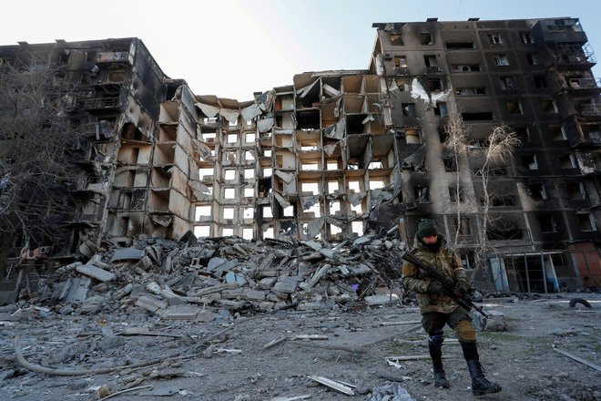 Opustošenje v Mariupolu. Foto Alexander Ermochenko/Reuters
