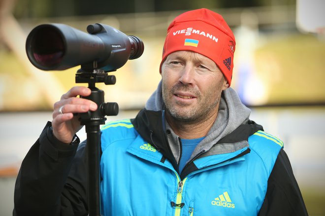 Uroš Velepec je trener pri ukrajinski reprezentanci v biatlonu, z naskokom najbolj priljubljeni smučarski panogi v deželi, ki v zadnjem mesecu doživlja grozote vojne. FOTO:&nbsp;Jure Eržen/Delo
