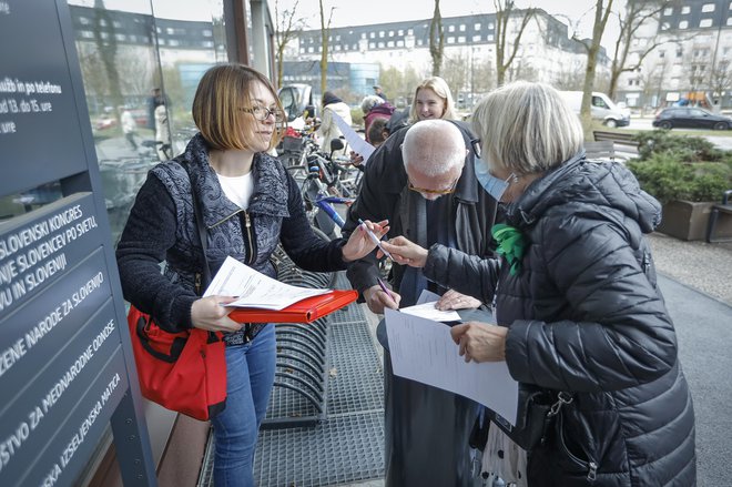 Z zakonom proti škodljivim ukrepom iz časa vlade Janeza Janše želi Inštitut 8. marec odpraviti škodljive zakonske spremembe, sprejete v drugi polovici mandata državnega zbora. FOTO: Jože Suhadolnik
