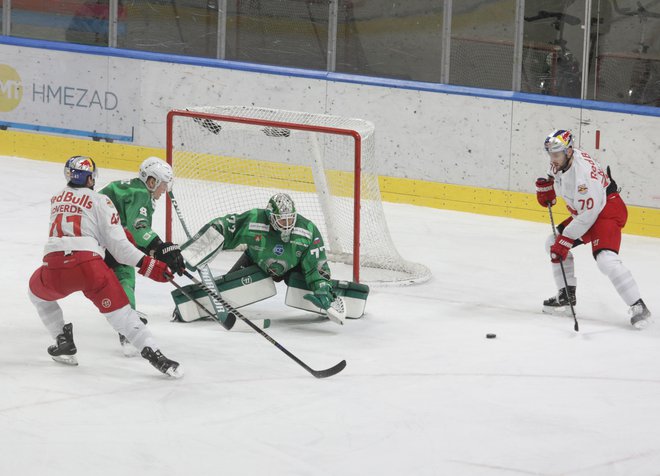 Prizor z novembrskega obračuna lige ICEHL med SŽ Olimpijo in Red Bull Salzburgom. FOTO: Voranc Vogel/Delo
