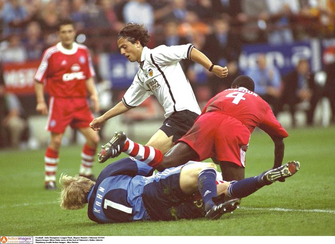 Zlatko Zahović je v dresu Valencie v svojem finalu lige prvakov naletel na razpoloženega Bayernovega vratarja Oliverja Kahna. FOTO: Alex Morton/Reuters
