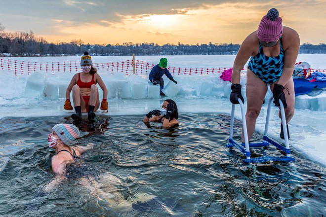 Vse več ljudi se v zimskih mesecih podaja na kopanje, plavanje ali zgolj potop v ledeno mrzle reke, jezera, potoke, kar opisujejo kot osvobajajoče dejanje. FOTO: Kerem Yucel/AFP
