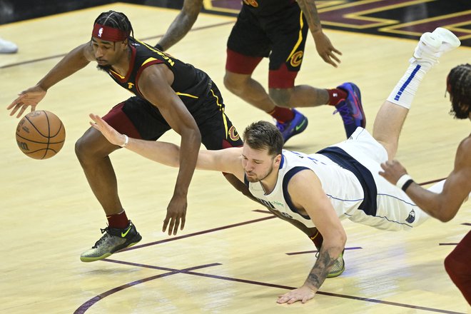 Luka Dončić je bil v Clevelandu izjemno motivirani in se v obrambnih akcijah tudi metal za žogo. FOTO: David Richard/USA Today Sports
